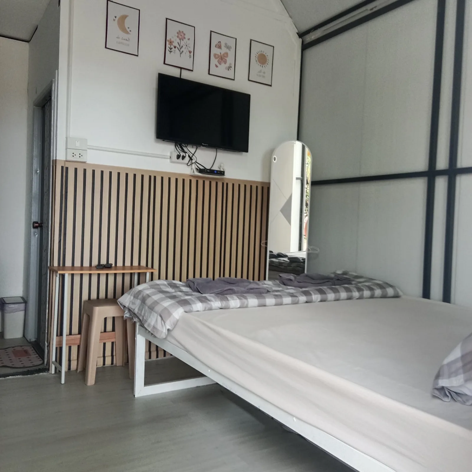 ห้องมินิมอล C3 - เตียงนอน